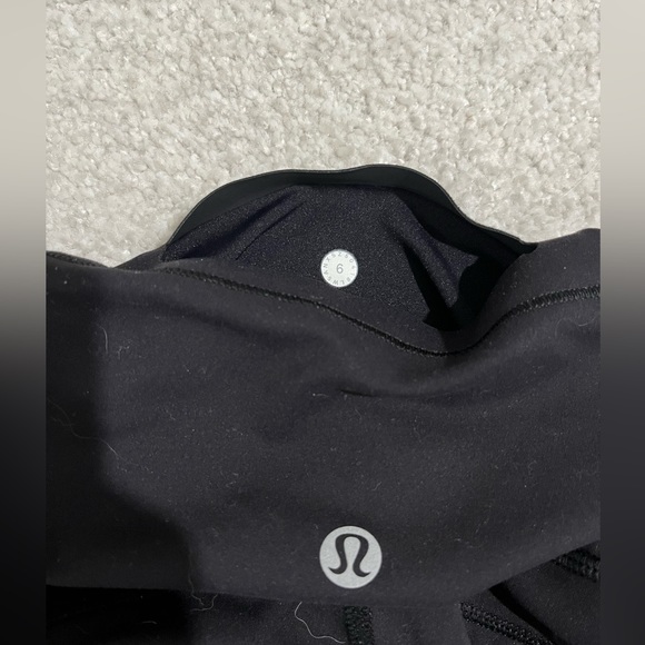Black Lululemon In Movement 7/8 Tight *Everlux 25" Size 6 - Picture 4 of 4